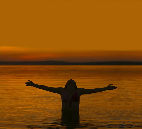 Silhouette Girl Splashing Water Lake Summer Sunset — Stock Photo, Image