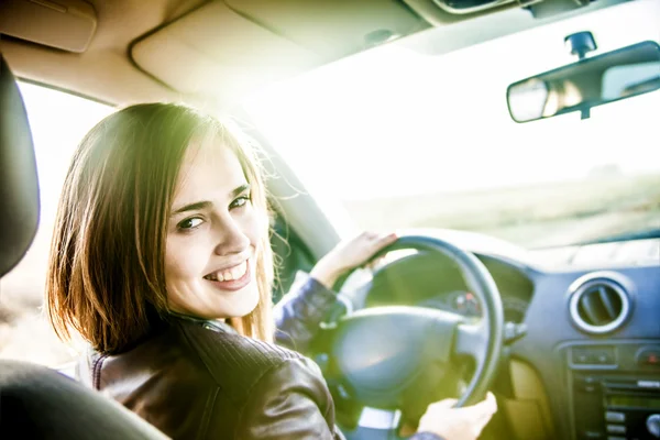 Mujer conduciendo coche — Foto de Stock