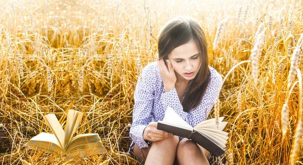 Girl reading  book — Stock Photo, Image