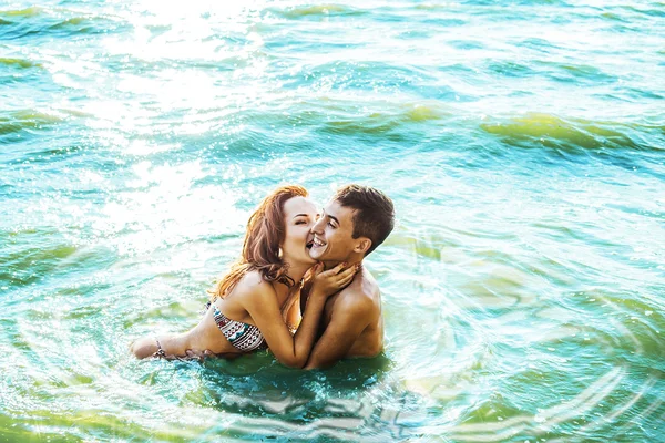 Bella Giovane Coppia Adulta Che Abbraccia Baciando Mare Contro Consistenza — Foto Stock