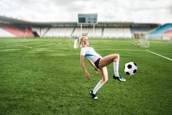 Dívka hraje fotbal — Stock fotografie