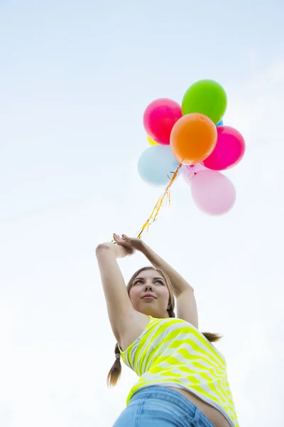 Porträt Von Jungen Schönen Mädchen Mit Bunten Luftballons Auf Blauem — Stockfoto