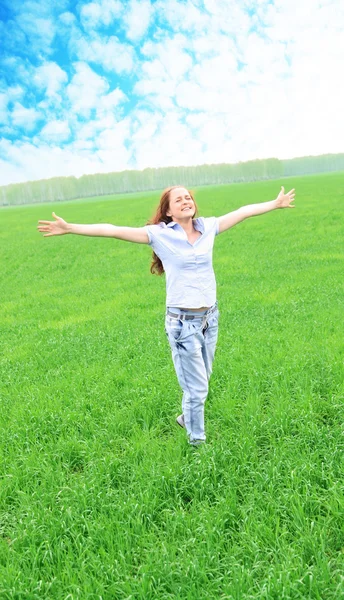 Fille Debout Sur Herbe Verte Dans Champ — Photo