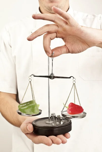 Шеф-повар с кухонными весами — стоковое фото