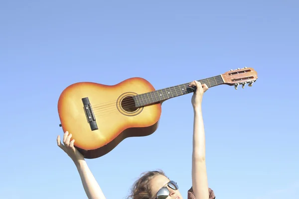 Το κορίτσι κρατά την κιθάρα της — Φωτογραφία Αρχείου