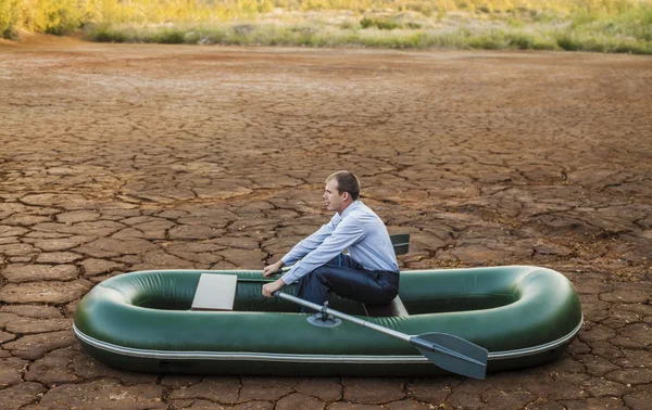 Homem Negócios Num Barco Solo Crack Deserto Símbolo Estagnação Crise — Fotografia de Stock