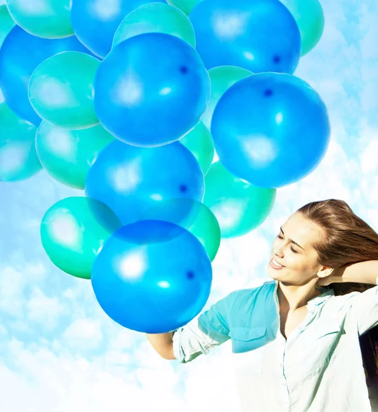 Chica sosteniendo globos de aire —  Fotos de Stock