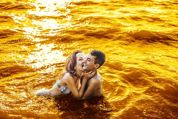 Oldukça Genç Yetişkin Çift Kucaklayan Doku Karşı Denizde Öpüşme — Stok fotoğraf