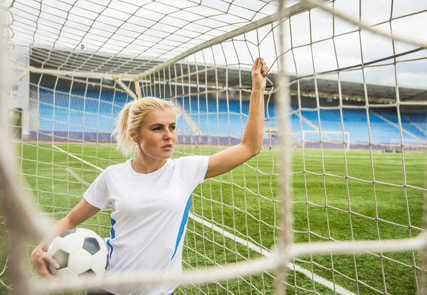 Widok Przodu Sexy Kobieta Trzymając Piłkę Bramkarz Stoi Brama Stadion — Zdjęcie stockowe
