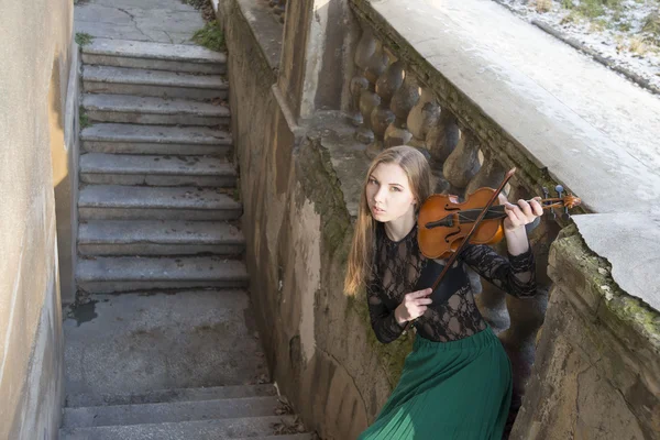 Chica Con Pelo Castaño Largo Con Violín Roto Antigua Valla — Foto de Stock