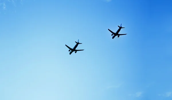 Twee vliegtuigen vliegen in de blauwe hemel — Stockfoto