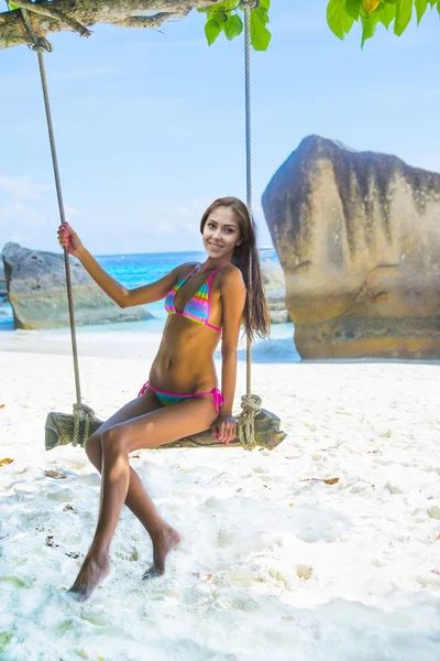 Dziewczyna Huśtawce Plaży Portret Zewnątrz Ładny Szczupły Hot Sexy Młodych — Zdjęcie stockowe