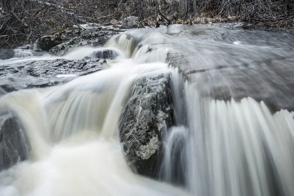 Torrente acqua che scorre — Foto Stock