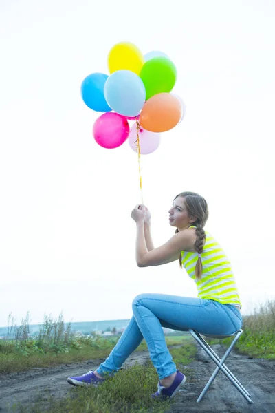 Porträt Einer Jungen Erwachsenen Frau Mit Bunten Luftballons — Stockfoto