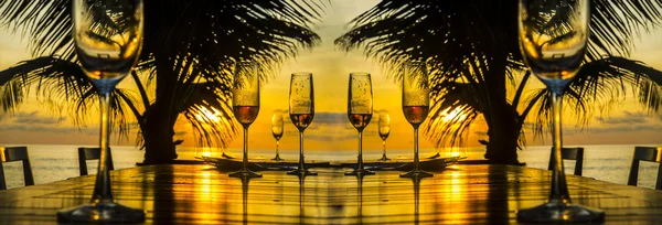 ahşap masa şampanya