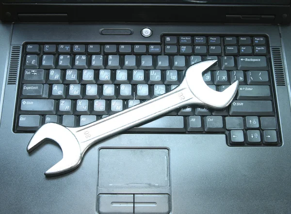 siyah dizüstü klavye üzerinde anahtarı 