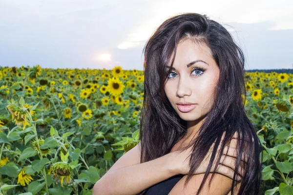 Молода жінка в соняшниках — стокове фото
