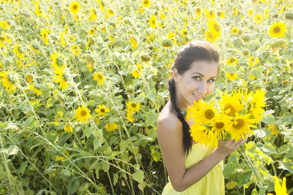 ヒマワリのフィールドの若い女性 — ストック写真