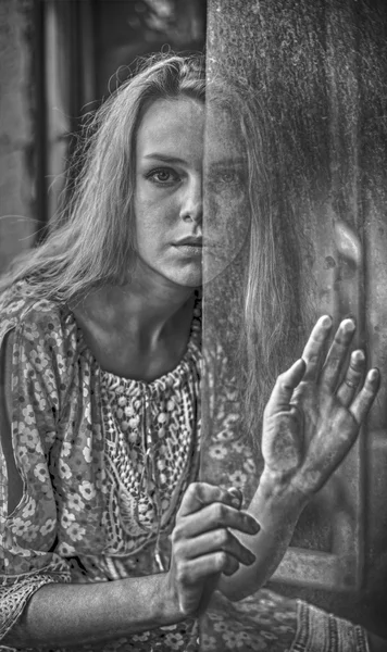 Pencere Kenarında Kirli Cam Pencerenin Yanında Genç Bir Kadının Portresi — Stok fotoğraf