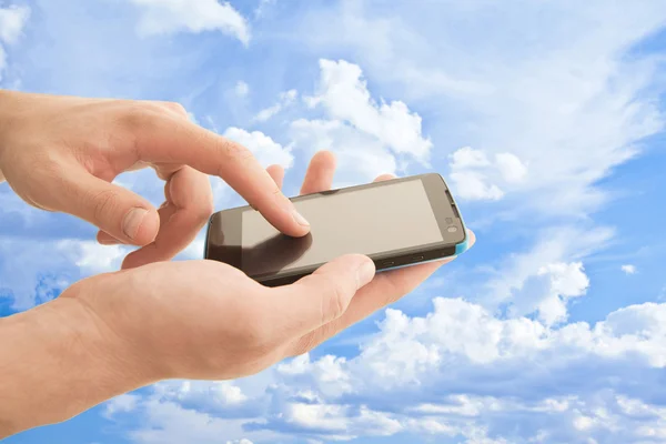 Mannelijke handen met smartphone — Stockfoto