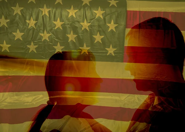 Silhouetten tegen Amerikaanse vlag — Stockfoto