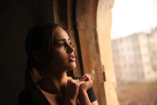 Mädchen schaut aus dem Fenster — Stockfoto