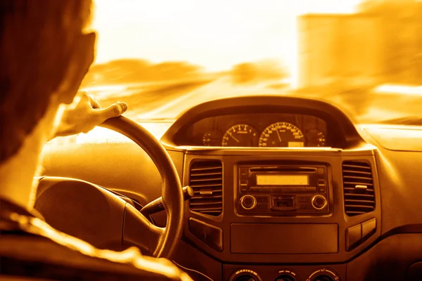 Homem mão dirigindo um carro — Fotografia de Stock