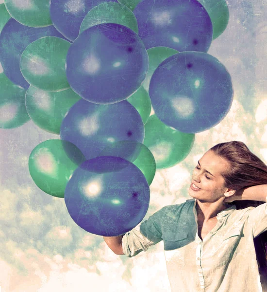 Chica sosteniendo globos de aire — Foto de Stock