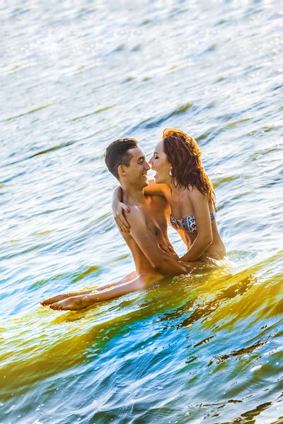 Muito Jovem Casal Adulto Abraçando Beijando Mar Contra Textura Água — Fotografia de Stock