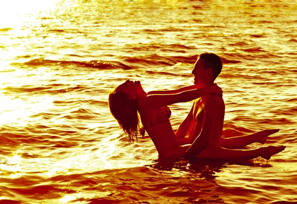 Dua Pecinta Muda Dewasa Berdiri Air Saat Matahari Terbenam — Stok Foto