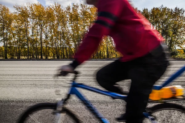 Hombre montar en bicicleta en el parque de la ciudad — Foto de Stock