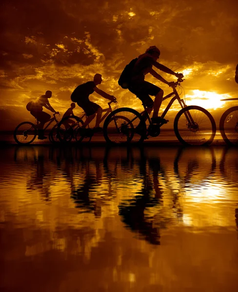 Towarzystwo przyjaciół na rowery na zewnątrz — Zdjęcie stockowe