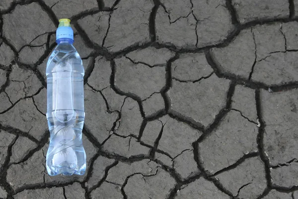 Acqua pura trasparente in bottiglia di plastica — Foto Stock