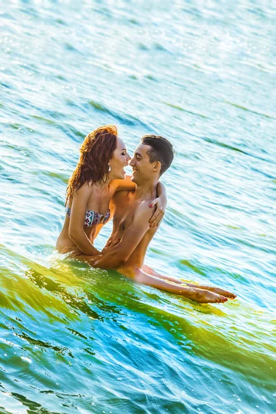 Hübsche Junge Erwachsene Paar Umarmen Küssen Sich Meer Gegen Wasser — Stockfoto