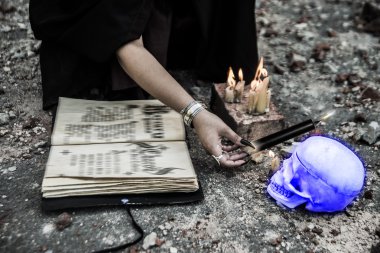Bu zindan cadılık yapma cadı.