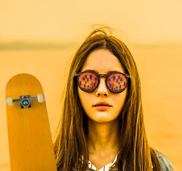 Menina Com Skate Board Férias Viagens Férias Conceito Felicidade — Fotografia de Stock
