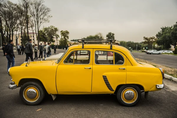 Yellow retro Moscvich — Stock Photo, Image