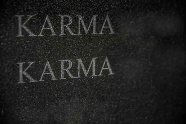 Slova Karma na černý kámen — Stock fotografie