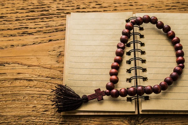 Cuaderno abierto en blanco y chaplet católico — Foto de Stock
