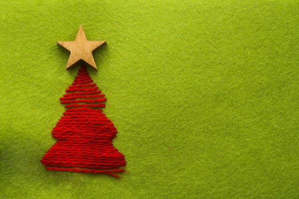 Rode kerstboom met houten ster — Stockfoto