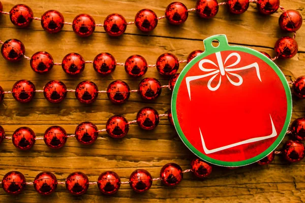 Jul röda bollen med pärlor — Stockfoto