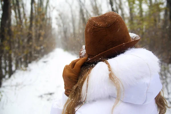 Mujer joven con abrigo blanco — Foto de Stock