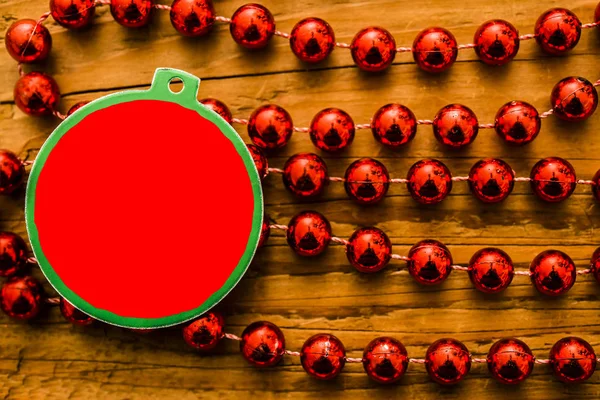 Jul röda bollen med pärlor — Stockfoto