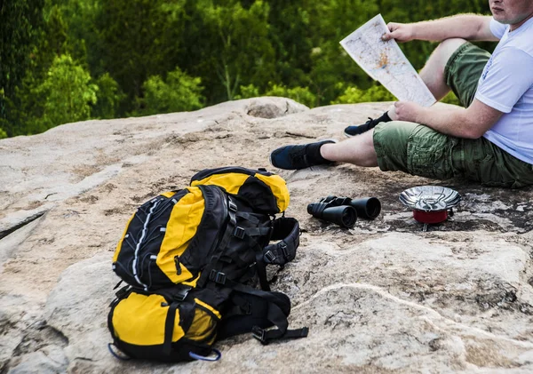 Hombre Viajero Sentado Cima Una Montaña Mirando Mapa Papel — Foto de Stock