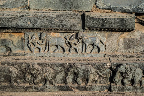商队的大象和马与古代浮雕 — 图库照片