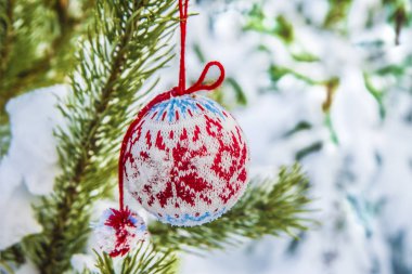 Örme Noel biblo karlı köknar üzerinde