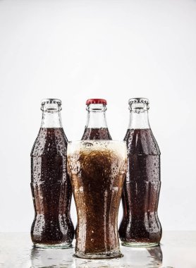 Üç klasik şişe kola