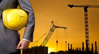 Sarı kask ile mühendis 