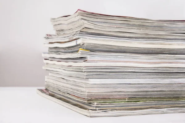 Stack tidskrifter på vitt bord — Stockfoto