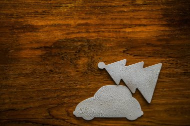 karlı araba taşıma Noel ağacı 